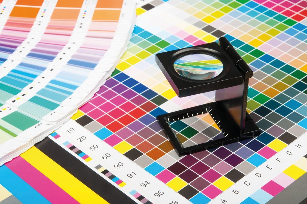 Marketing impresso ainda funciona? Como integrar o físico ao digital